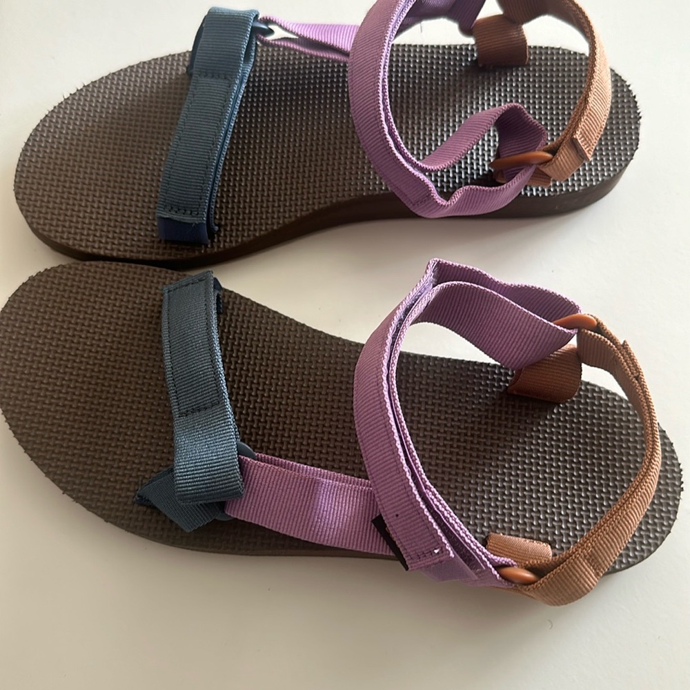 Brand new, never worn Teva sandals! Size:10